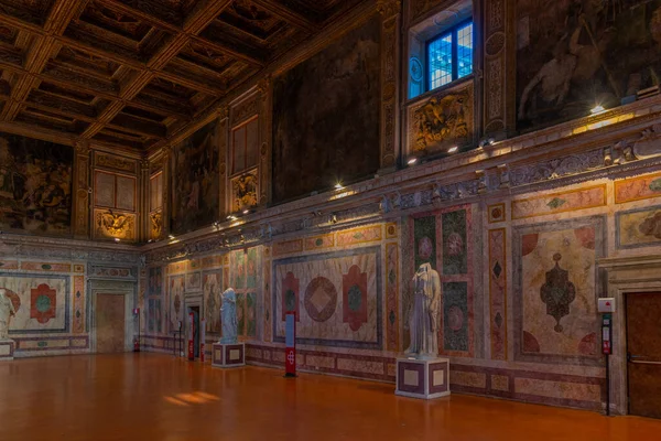 Mantua, İtalya, 23 Eylül 2021: İtalyan kenti Mantua 'daki Palazzo Ducale' nin Salonu.