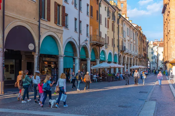 Mantua, İtalya, 23 Eylül 2021: Piazza delle Erbe İtalyan kenti Mantua.