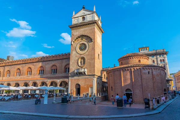 Mantua, İtalya, 23 Eylül 2021: İtalyan şehri Mantua 'da Palazzo della Ragione.