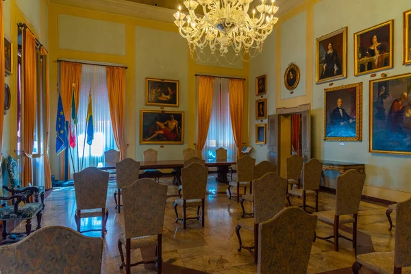 Modena, İtalya, 23 Eylül 2021: İtalyan kenti Modena 'daki Palazzo Comunale' de Oda.