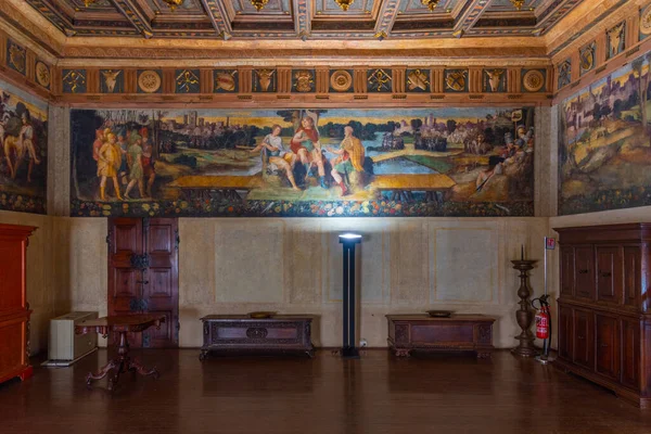 Modena, İtalya, 23 Eylül 2021: İtalyan kenti Modena 'daki Palazzo Comunale' de Sala del Fuoco.