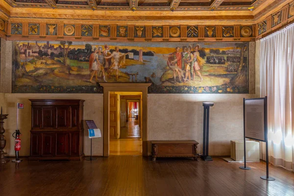 Modena, İtalya, 23 Eylül 2021: İtalyan kenti Modena 'daki Palazzo Comunale' de Sala del Fuoco.