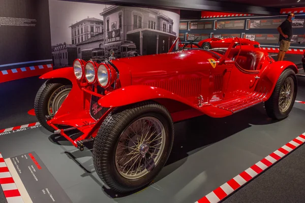 Maranello, İtalya, 23 Eylül 2021: Maranello, İtalya 'daki Ferrari müzesinin içinde yarış arabaları.
