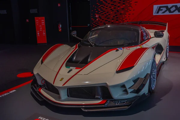 Maranello, İtalya, 23 Eylül 2021: Ferrari FXXK Evo Maranello, İtalya 'daki Ferrari müzesinin içinde.