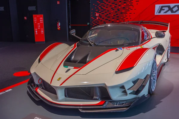 Maranello, İtalya, 23 Eylül 2021: Ferrari FXXK Evo Maranello, İtalya 'daki Ferrari müzesinin içinde.
