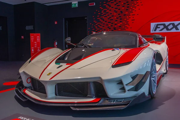 Maranello, İtalya, 23 Eylül 2021: Ferrari FXXK Evo Maranello, İtalya 'daki Ferrari müzesinin içinde.