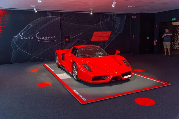 Maranello, İtalya, 23 Eylül 2021: Ferrari Enzo Maranello, İtalya 'daki Ferrari müzesinin içinde.