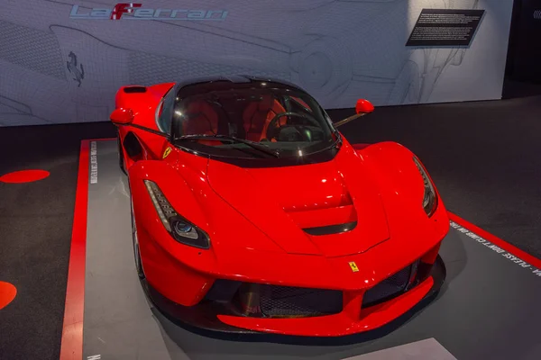 Maranello, İtalya, 23 Eylül 2021: LaFerrari Maranello, İtalya 'daki Ferrari müzesinin içinde.
