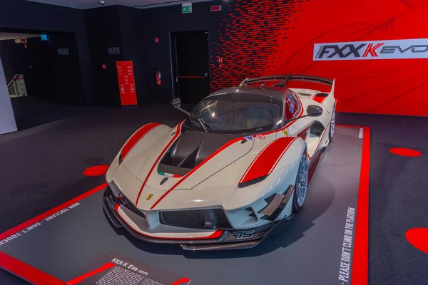 Maranello, İtalya, 23 Eylül 2021: Ferrari FXXK Evo Maranello, İtalya 'daki Ferrari müzesinin içinde.