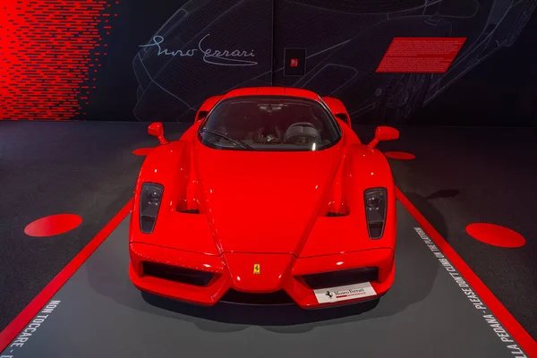 Maranello, İtalya, 23 Eylül 2021: Ferrari Enzo Maranello, İtalya 'daki Ferrari müzesinin içinde.