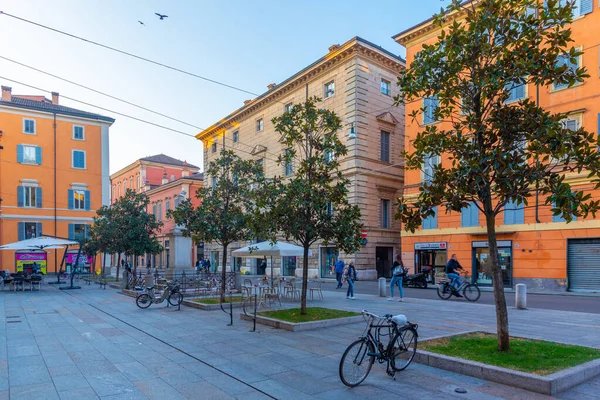 Modena, İtalya, 23 Eylül 2021: Piazza Giacomo Mateotti İtalyan kenti Modena.