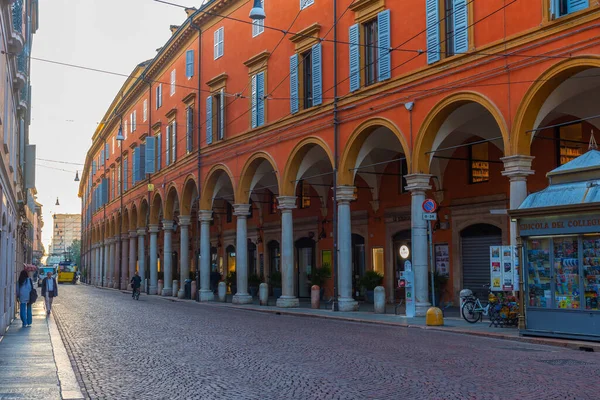 Modena, İtalya, 23 Eylül 2021: İtalyan kenti Modena 'nın merkezindeki Dar Sokak.