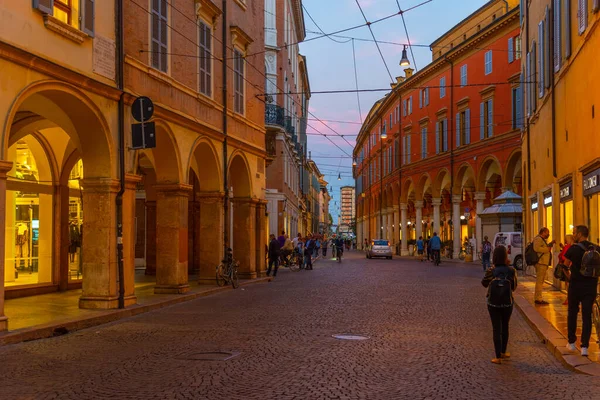 Modena, İtalya, 22 Eylül 2021: İtalyan kenti Modena 'nın merkezindeki ticari bir caddenin gün batımı manzarası.
