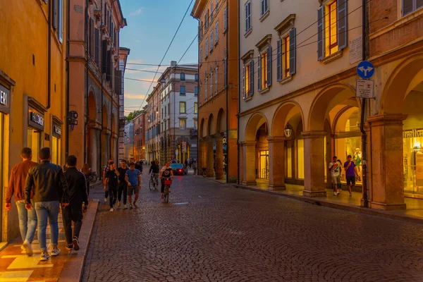 Modena, İtalya, 22 Eylül 2021: İtalyan kenti Modena 'nın merkezindeki ticari bir caddenin gün batımı manzarası.