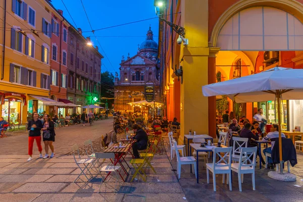 Modena, İtalya, 22 Eylül 2021: İtalyan kenti Modena 'da Chiesa della Madonna del Voto üzerinde gün batımı.