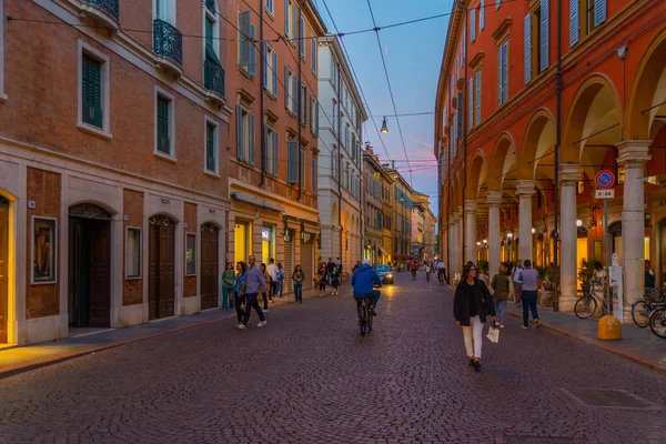 Modena Itália Setembro 2021 Vista Pôr Sol Uma Rua Comercial — Fotografia de Stock