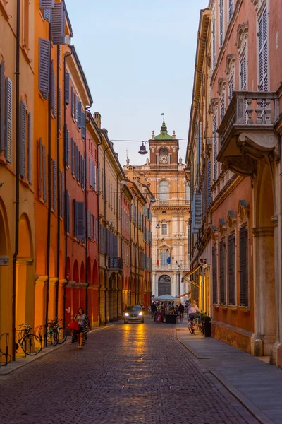 Modena Włochy Września 2021 Zachód Słońca Widok Ulicę Prowadzącą Palazzo — Zdjęcie stockowe