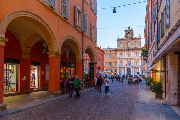 Modena, İtalya, 22 Eylül 2021: İtalyan kenti Modena 'nın merkezindeki Palazzo Ducale' ye giden bir caddenin gün batımı manzarası.