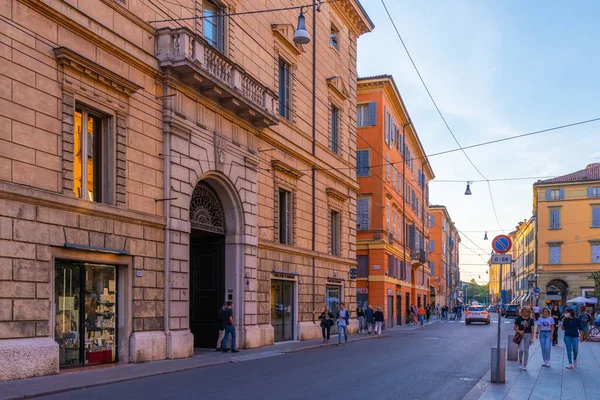 Modena, İtalya, 22 Eylül 2021: İtalyan kenti Modena 'nın merkezindeki ticari bir caddenin gün batımı manzarası.