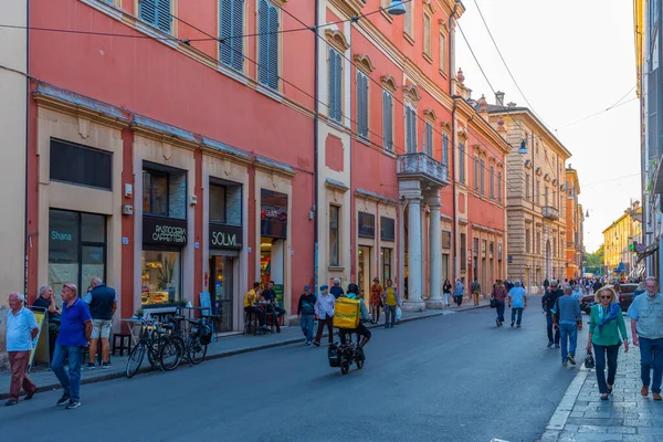 Modena, İtalya, 22 Eylül 2021: İtalyan kenti Modena 'nın merkezindeki ticari bir caddenin gün batımı manzarası.
