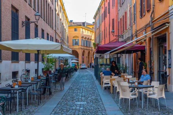 Modena, İtalya, 22 Eylül 2021: İtalyan kenti Modena 'nın merkezindeki Dar Sokak.