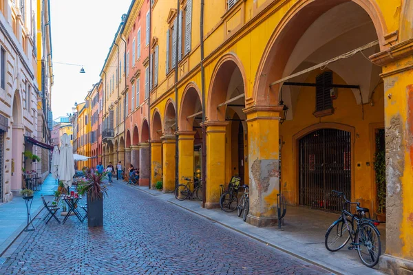 Modena, İtalya, 22 Eylül 2021: İtalyan kenti Modena 'nın merkezindeki Dar Sokak.