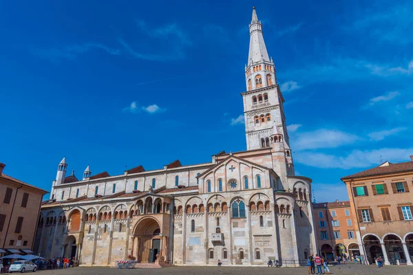 Modena, İtalya, 22 Eylül 2021: Modena Katedrali ve İtalya 'daki Ghirlandina Kulesi.