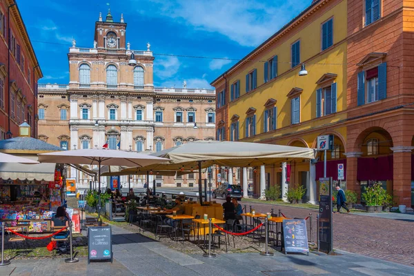 Modena, İtalya, 22 Eylül 2021: İtalyan kenti Modena 'nın merkezindeki Palazzo Ducale' ye giden bir caddenin manzarası.