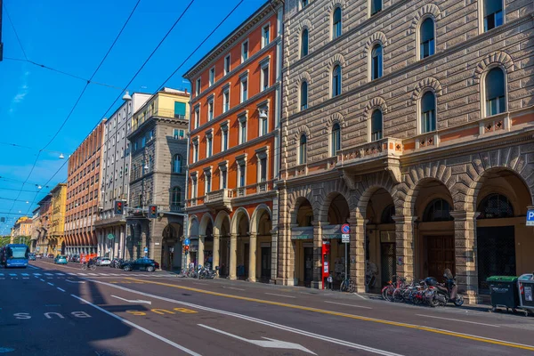 Bolonya, İtalya, 22 Eylül 2021: Bologna, İtalya 'nın tarihi merkezinde bir caddenin görüntüsü.