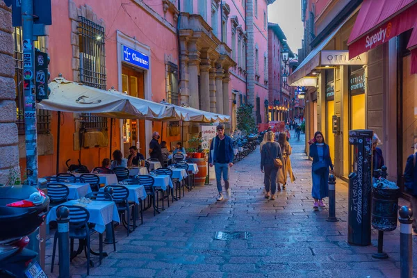 Bologna, İtalya, 21 Eylül 2021: İtalya 'nın eski Bologna kentinde gece hayatı.