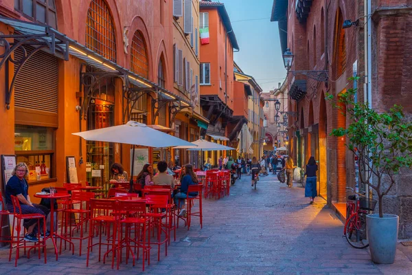 Bologna, İtalya, 21 Eylül 2021: İtalya 'nın eski Bologna kentinde gece hayatı.