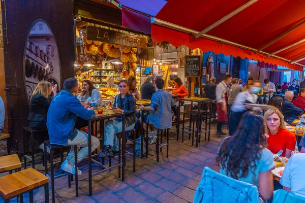 Bologna, İtalya, 21 Eylül 2021: İtalya 'nın eski Bologna kentinde gece hayatı.