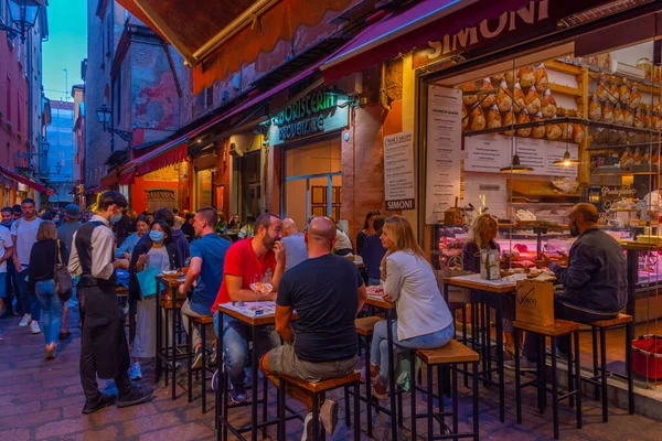 Bologna, İtalya, 21 Eylül 2021: İtalya 'nın eski Bologna kentinde gece hayatı.