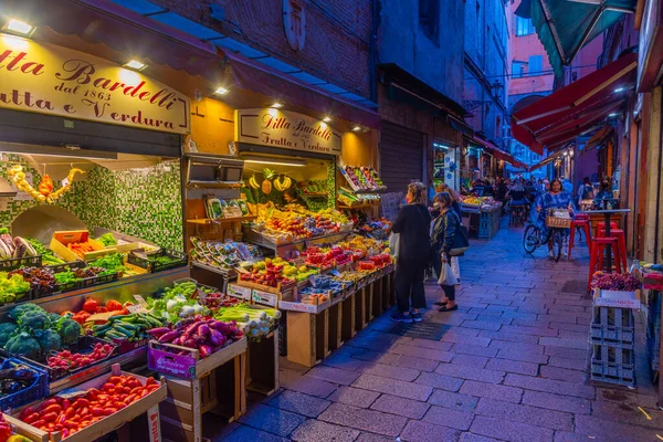 Bologna, İtalya, 21 Eylül 2021: İtalya 'nın eski Bologna kentinde gece hayatı.