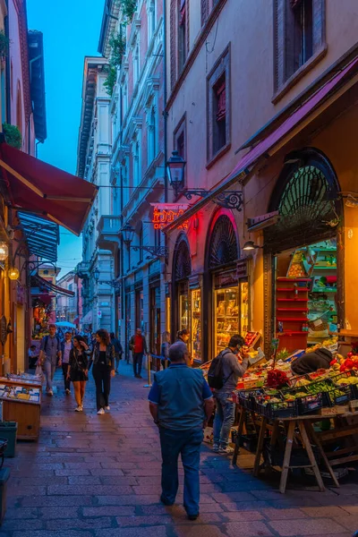 Bologna, İtalya, 21 Eylül 2021: İtalya 'nın eski Bologna kentinde gece hayatı.