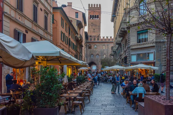 Bologna, İtalya, 21 Eylül 2021: İtalya 'nın eski Bologna kentinde gece hayatı.