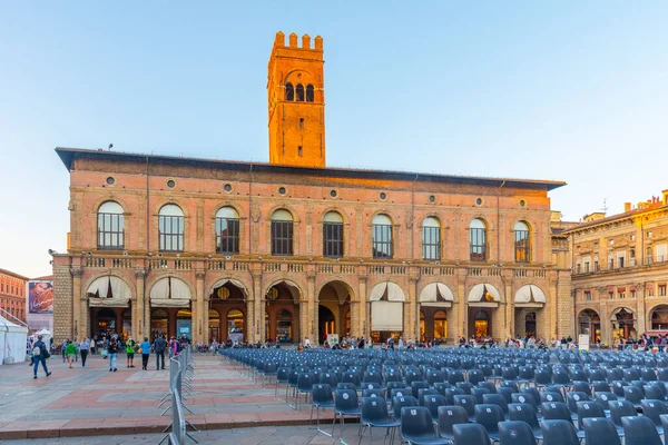 Bolonya, İtalya, 21 Eylül 2021: İtalyan kentindeki podesta sarayının manzarası.