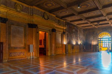 Bolonya, İtalya, 21 Eylül 2021: İtalya 'nın Bologna kentindeki Palazzo Comunale' de Oda.