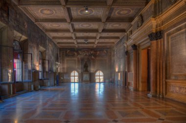 Bolonya, İtalya, 21 Eylül 2021: İtalya 'nın Bologna kentindeki Palazzo Comunale' de Oda.