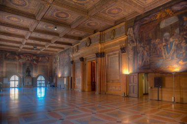 Bolonya, İtalya, 21 Eylül 2021: İtalya 'nın Bologna kentindeki Palazzo Comunale' de Oda.