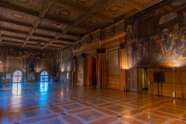 Bolonya, İtalya, 21 Eylül 2021: İtalya 'nın Bologna kentindeki Palazzo Comunale' de Oda.