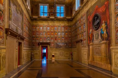 Bolonya, İtalya, 21 Eylül 2021: İtalya 'nın Bologna kentindeki Palazzo Comunale' de armalı oda.