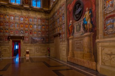 Bolonya, İtalya, 21 Eylül 2021: İtalya 'nın Bologna kentindeki Palazzo Comunale' de armalı oda.