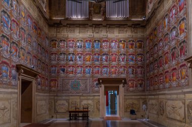 Bolonya, İtalya, 21 Eylül 2021: İtalya 'nın Bologna kentindeki Palazzo Comunale' de armalı oda.