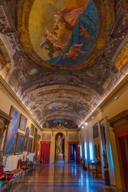 Bolonya, İtalya, 21 Eylül 2021: İtalya 'nın Bologna kentindeki Palazzo Comunale' de Oda.