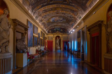 Bolonya, İtalya, 21 Eylül 2021: İtalya 'nın Bologna kentindeki Palazzo Comunale' de Oda.