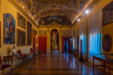 Bolonya, İtalya, 21 Eylül 2021: İtalya 'nın Bologna kentindeki Palazzo Comunale' de Oda.