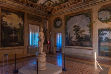 Bolonya, İtalya, 21 Eylül 2021: İtalya 'nın Bologna kentindeki Palazzo Comunale' de Oda.