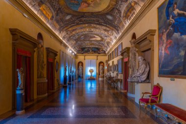 Bolonya, İtalya, 21 Eylül 2021: İtalya 'nın Bologna kentindeki Palazzo Comunale' de Oda.