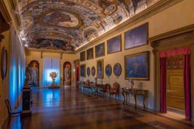 Bolonya, İtalya, 21 Eylül 2021: İtalya 'nın Bologna kentindeki Palazzo Comunale' de Oda.